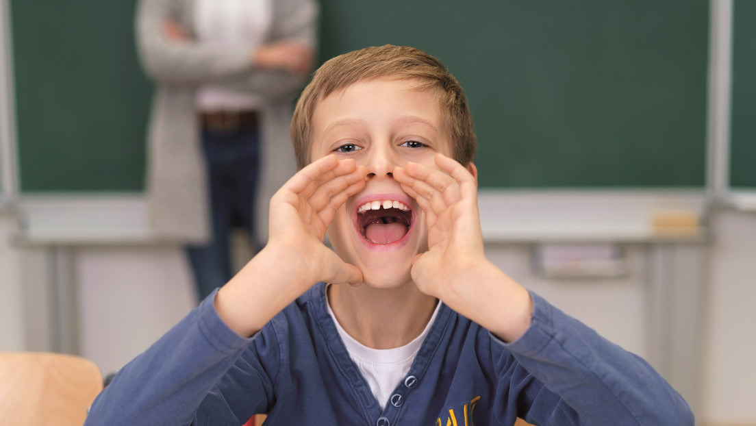 Не кричи я не глухая видео. Ученик кричит. Школьник кричит. Ученик зевает. Зевающие школьники.