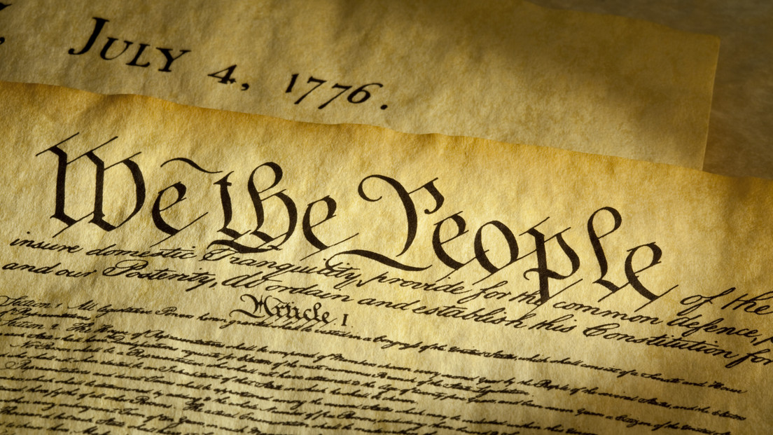 Zwei der wichtigsten Dokumente der US-Geschichte: “We the people“, mit diesen Worten beginnt die Präambel der am 17. September 1787 verabschiedeten US-Verfassung. Im Hintergrund findet sich das Dokument der amerikanischen Unabhängigkeitserklärung vom 4. Juli 1776. 