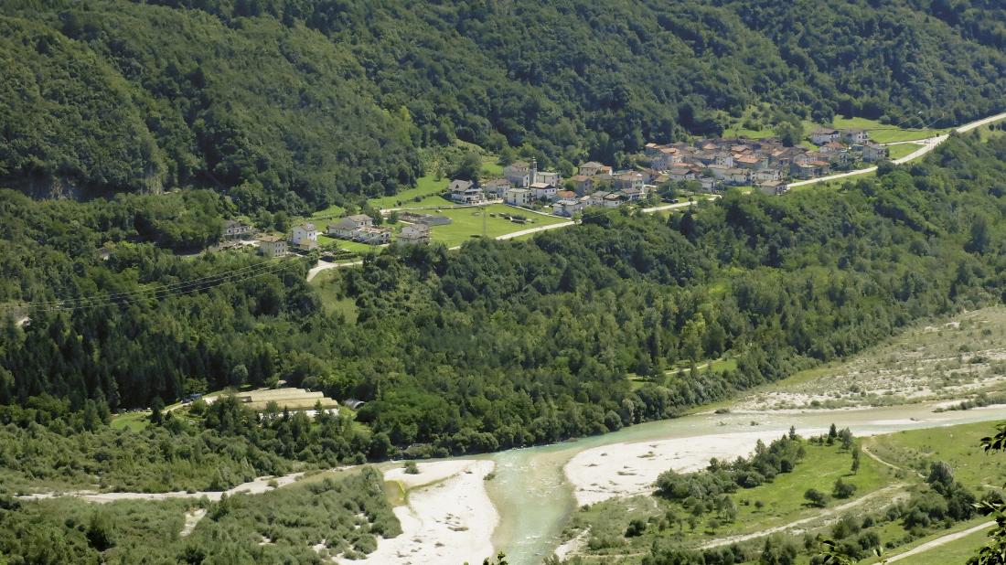 Dorf am Hang mit einem Fluss im Tal