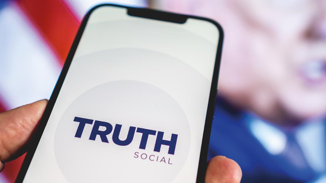 Ein Handydisplay, auf dem "Truth Social" steht