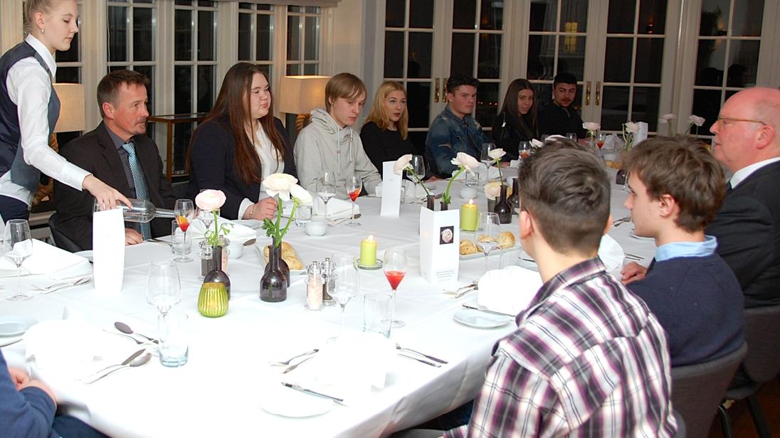 Das Knigge-Essen, ausgerichtet von Sylter Gastronomen, soll Jugendliche auch für Berufe in der Branche interessieren