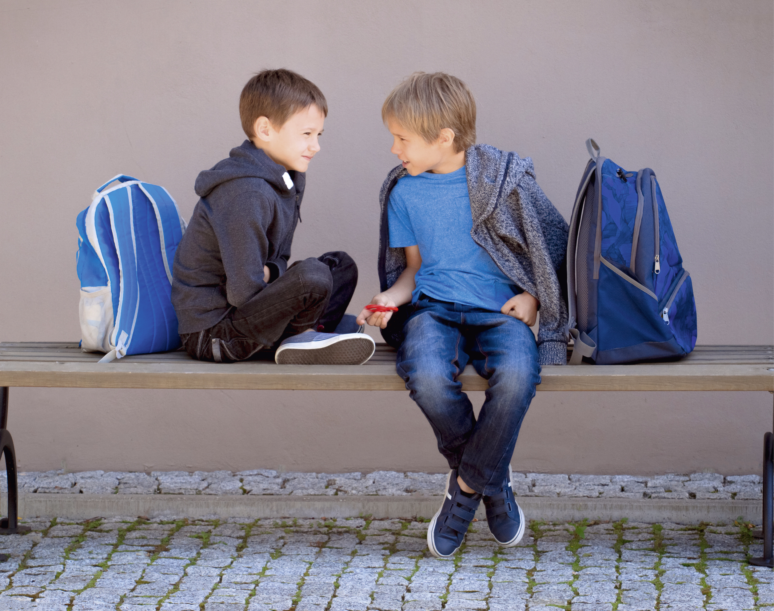 2 boys 1 door. Два мальчика с рюкзаками. Школьник с рюкзаком. Два мальчика разговаривают в школе. Школьник с рюкзаком сидит.