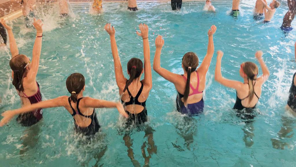 Schülergruppe im Nichtschwimmer-Becken