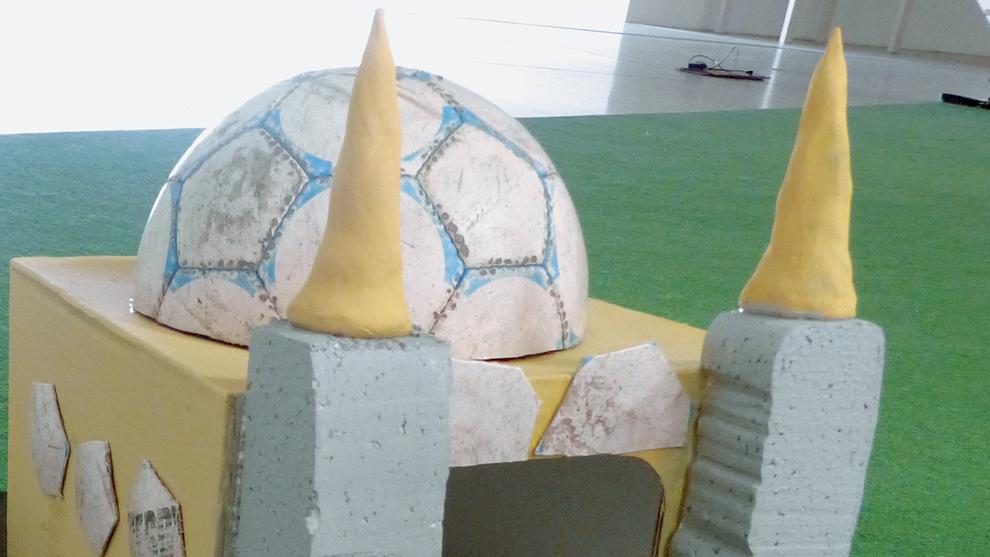 Schülerarbeit (Kl. 13): Moschee mit Fußballkuppel