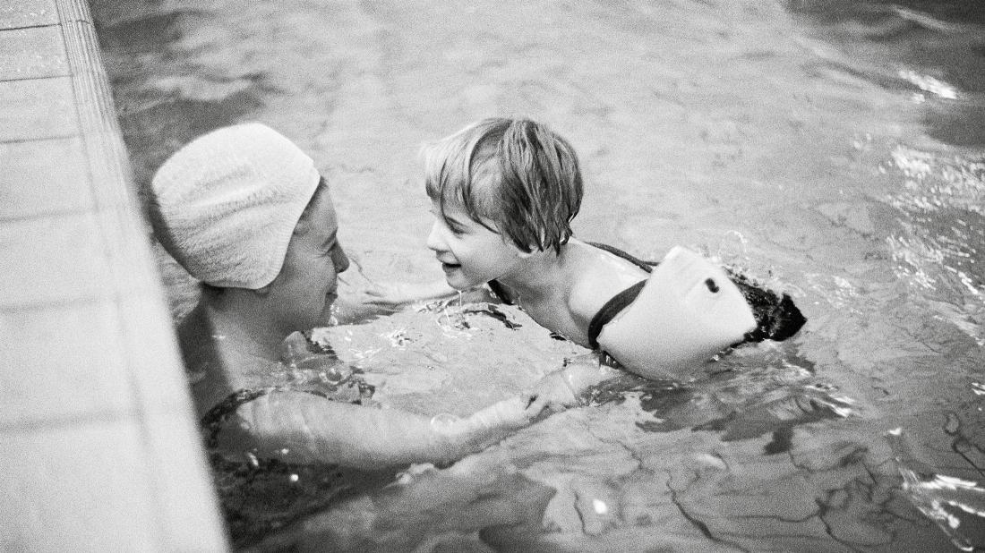 Abb.1: Die Fotografie wurde während eines Schwimmkurses für Kinder mit geistiger und/oder körperlicher Behinderung im Jahr 1971 in der Schule Alsbachtal in Oberhausen von einem unbekannten Fotografen aufgenommen.