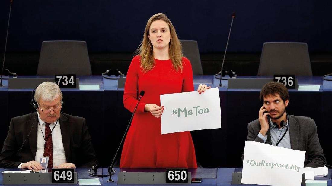 Foto: Die EU-Abgeordnete Terry Reintke mit einem #MeToo-Schild