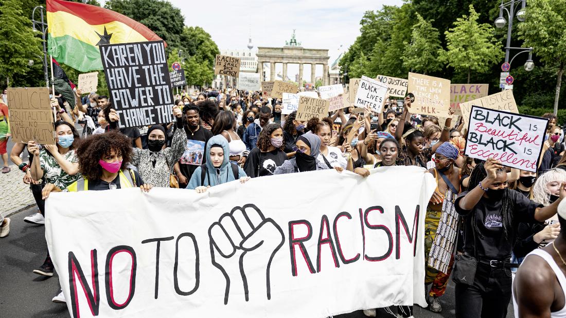 Auch in Deutschland wendet sich Black Lives Matter gegen Rassismus und white privilege, von dem auch sogenannte „Karens“ profitieren. Als Zeichen der Solidarität posten Millionen Menschen am #BlackoutTuesday schwarze Instagram-Kacheln