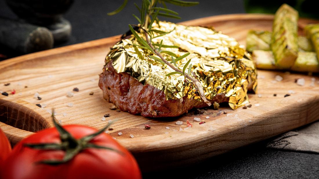 Das goldene Steak: luxuriöse Spielerei oder Dekadenz auf Kosten anderer?