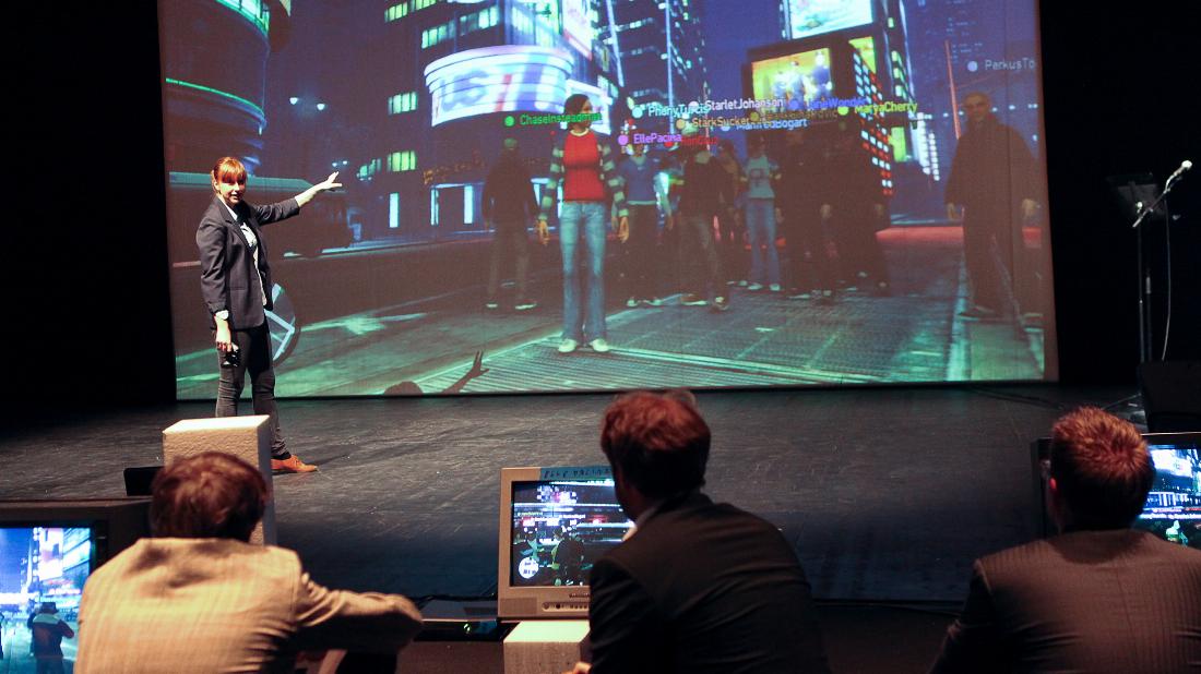 In yet another world der Züricher Theatergruppe EXTRALEBEN werden die Schauspieler im Verlauf des Stücks zu Synchronisationssprechern für Figuren aus einem Computerspiel: ein Hybrid aus Theater und virtuellem Raum.
