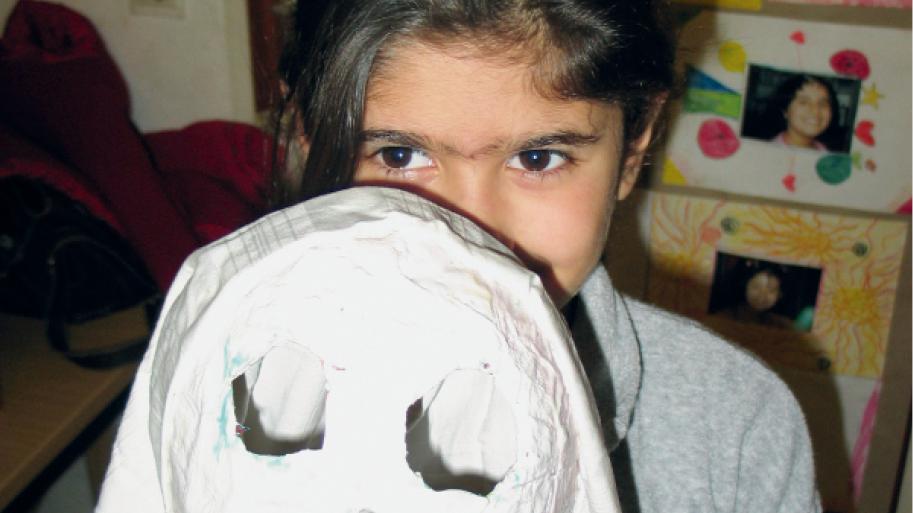 Die Maske lässt Kinder und Jugendliche mit Deutsch als Zweitsprache oft befreiter und ungehemmter spielen. 
