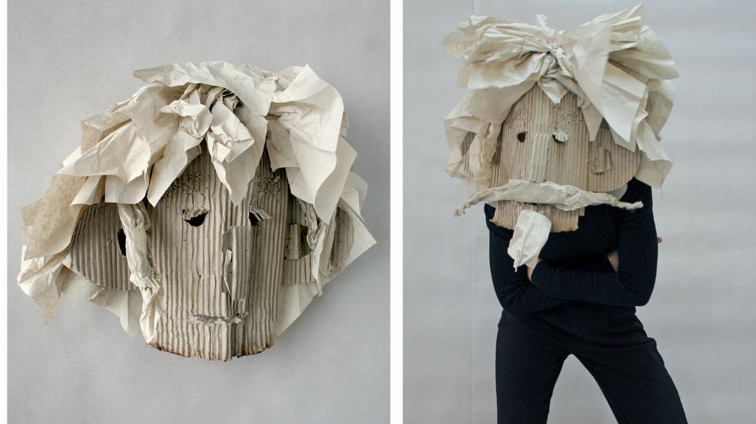 Ein Tragehelm mit daran befestigten gedrehten Papiertüchern und ein Gesicht aus Wellpappe werden zusammengefügt – mit einfachen Mitteln ist eine eindrucksvolle Maske entstanden.
