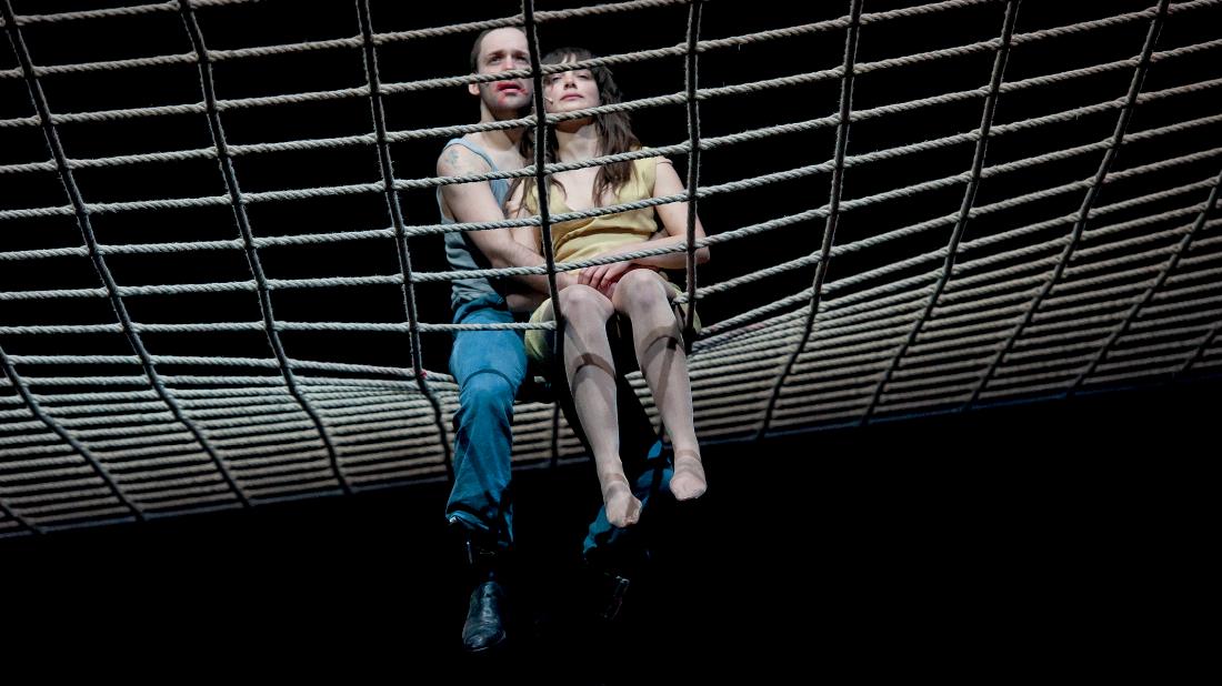 Die Akteure klettern, balancieren, schwanken auf einem großmaschigen Netz: ein eindringliches Bild für die Situation von Woyzeck und Marie.
